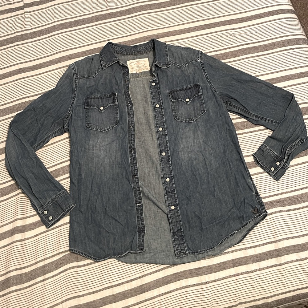 ⚡️American Eagle Denim Button-Up⚡️